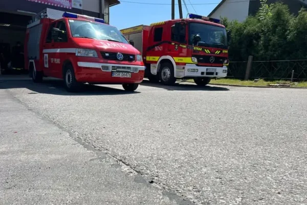 Interwencja strażaków w powiecie strzyżowskim: usuwanie plamy substancji ropopochodnej