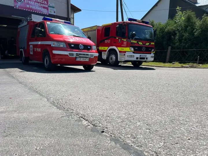 Interwencja strażaków w powiecie strzyżowskim: usuwanie plamy substancji ropopochodnej