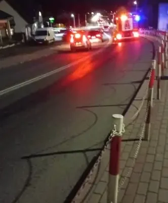 Wyciek oleju hydraulicznego z ciągnika na przystanku w Małówce – akcja strażaków