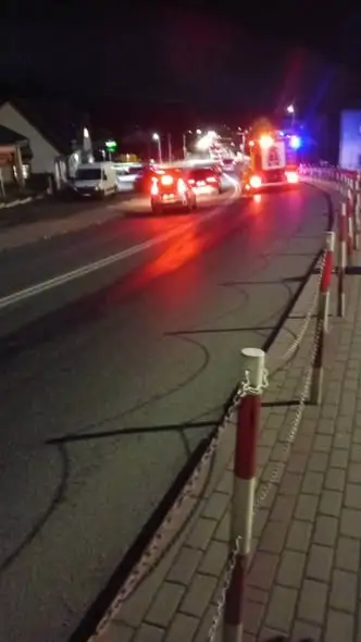 Wyciek oleju hydraulicznego z ciągnika na przystanku w Małówce – akcja strażaków