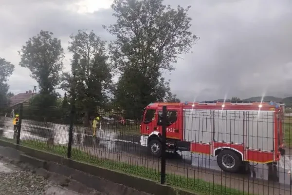Plama substancji ropopochodnej na DW 988 w Wiśniowej — akcja strażaków