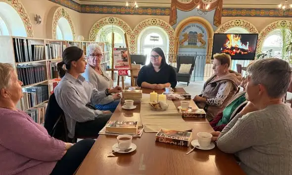 Dyskusyjny Klub Książki w Niebylcu wraca po wakacjach – omawiano „Księgę dwóch dróg”