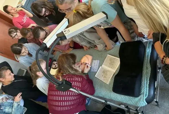 Dzień Urody w klasach OET i SSPDP – praktyczna nauka higieny i pielęgnacji