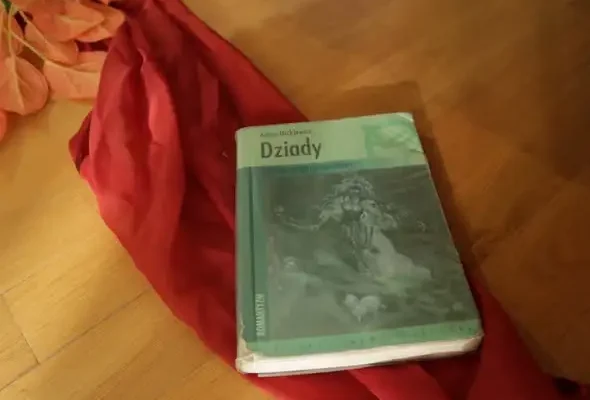 Narodowe Czytanie 2026 w SP2 Strzyżów: uczniowie wystawili „Dziady” Mickiewicza