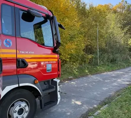 Ćwiczenia z wyważania drzwi – strażacy z OSP Strzyżów doskonalą umiejętności
