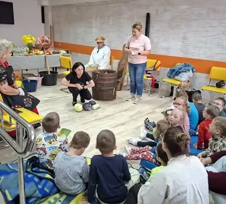 Przedszkolaki z Frysztaka uczyły się kiszenia kapusty z paniami z KGW Gogołów