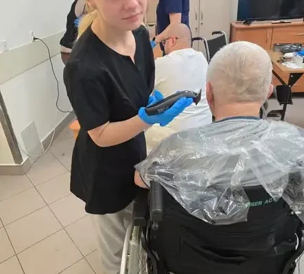Uczennice z ZST Strzyżów strzygły pensjonariuszy Zakładu Opiekuńczo-Pielęgnacyjnego
