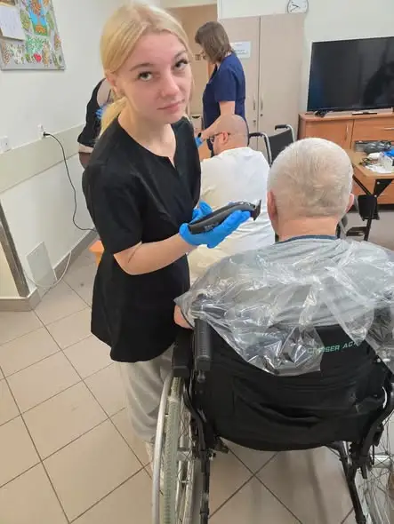 Uczennice z ZST Strzyżów strzygły pensjonariuszy Zakładu Opiekuńczo-Pielęgnacyjnego