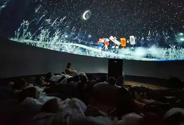 Mobilne planetarium w szkole we Frysztaku – kosmiczna lekcja dla uczniów
