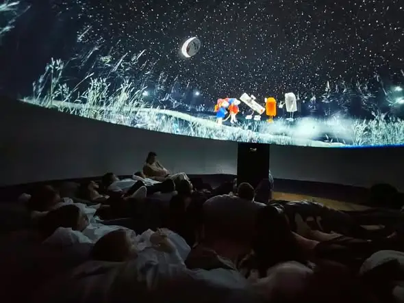 Mobilne planetarium w szkole we Frysztaku – kosmiczna lekcja dla uczniów