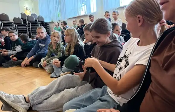 Piknik w Niebylcu: uczniowie klasy IV promowali dzieciństwo bez przemocy