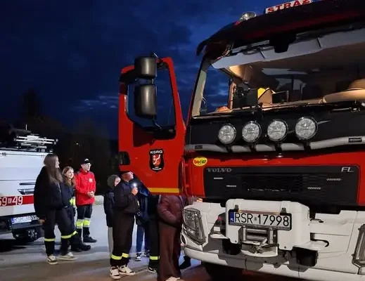 Młodzi adepci pożarnictwa z OSP Wiśniowa poznawali sprzęt strażacki